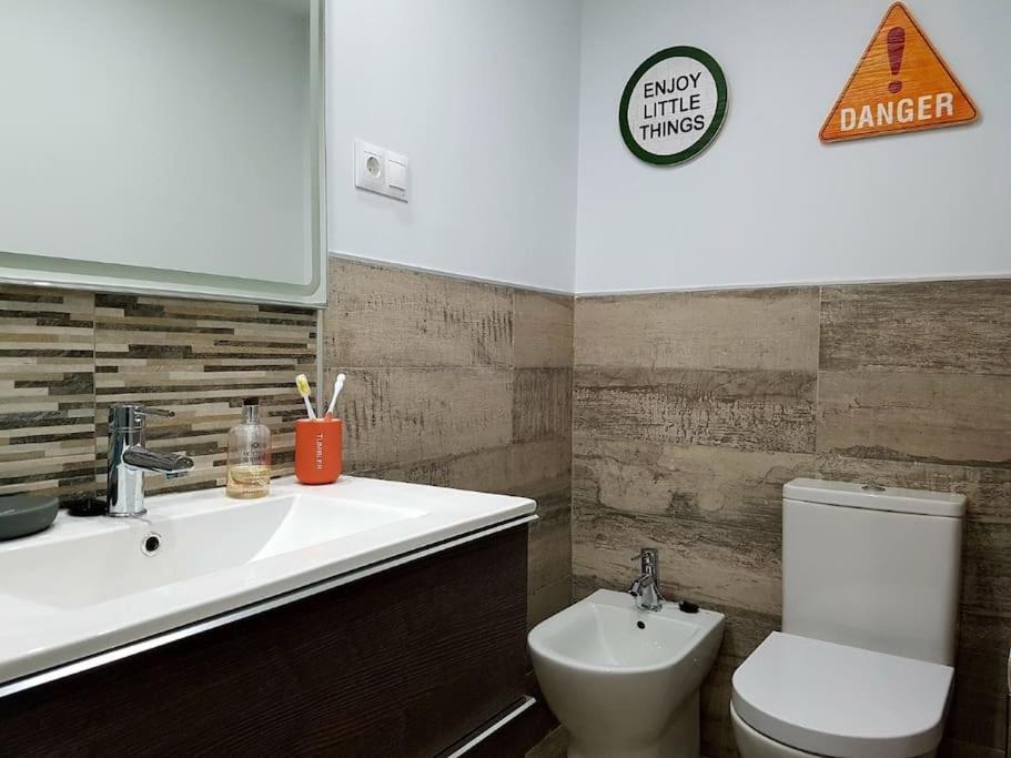 Beautiful Apartment In La Carihuela, Torremolinos Exterior foto
